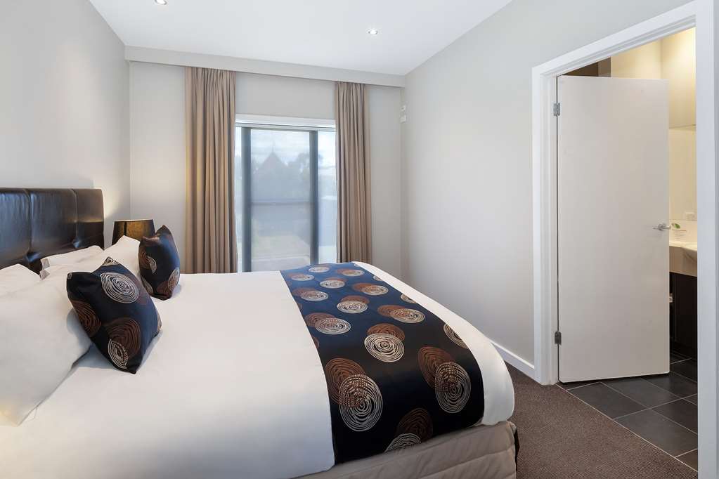 King Spa Suite Bedroom Best Western Plus Ballarat Suites Ballarat (03) 5329 0200