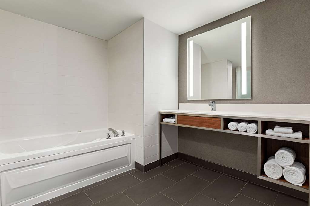 Guest room bath Hilton Garden Inn Kitchener/Cambridge Cambridge (519)620-8936