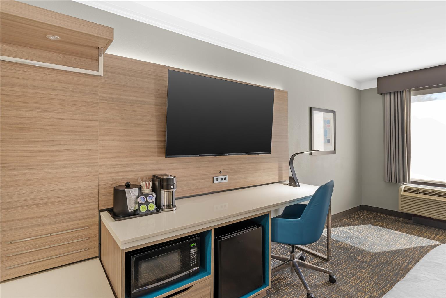 1 King Bed w/ Sofabed