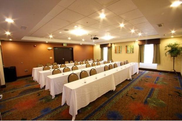 Images Holiday Inn Express & Suites Chicago-Algonquin, an IHG Hotel