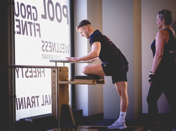 Übung an einem Trainingsgerät im Fitnessstudio - David Nikolaitschik - Personal Trainer in Mannheim