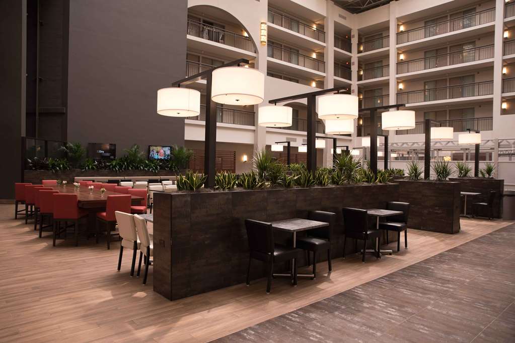 Restaurant Embassy Suites by Hilton Detroit Livonia Novi Livonia (734)462-6000