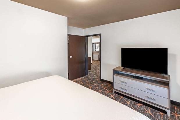 Images Holiday Inn & Suites Tulsa South by IHG
