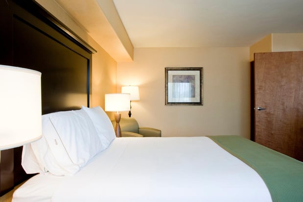 Images Holiday Inn Express & Suites Woodland Hills by IHG