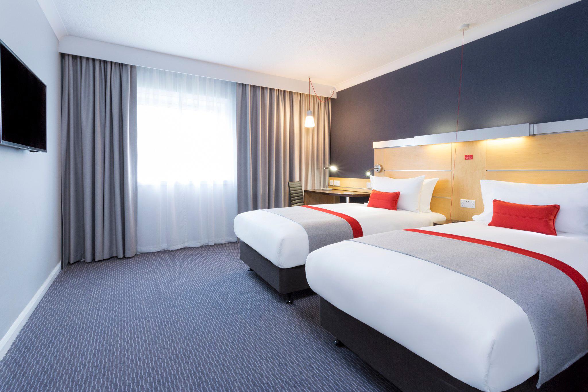 Holiday Inn Express London - Earl's Court, an IHG Hotel London 020 7384 5151