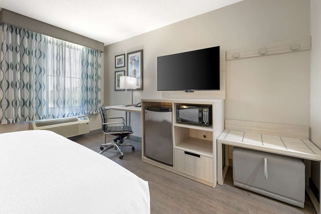 Queen Bed Room Accessible
