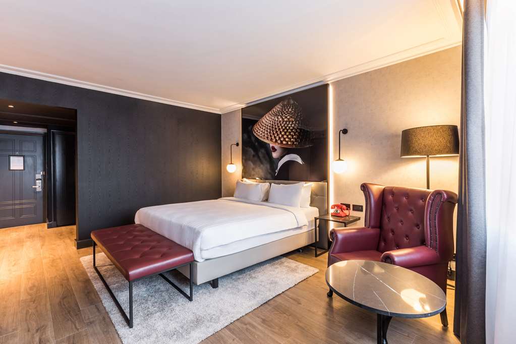 Images Radisson RED Hotel London Heathrow