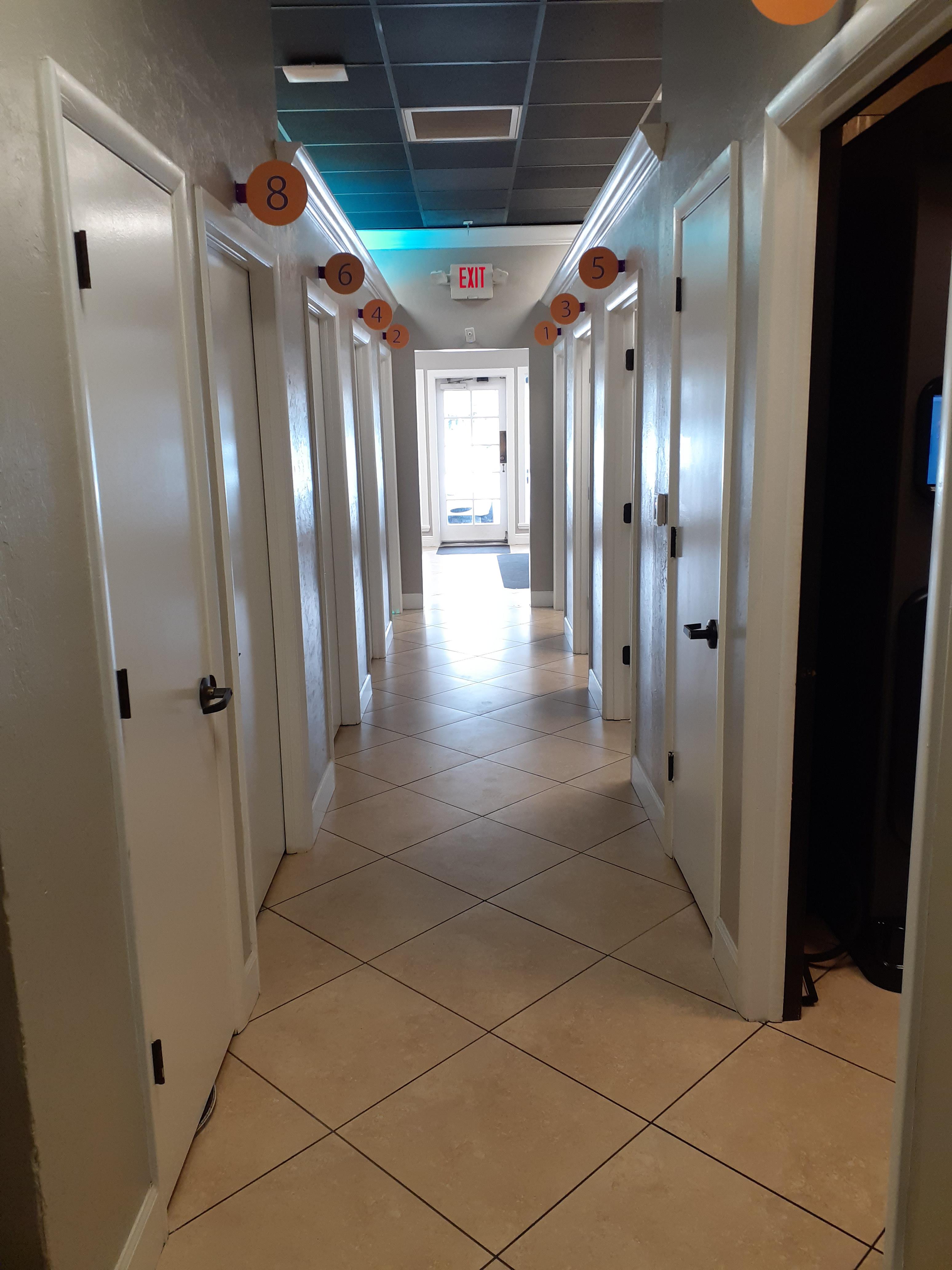 Zoom Tan hallway in Tampa, FL