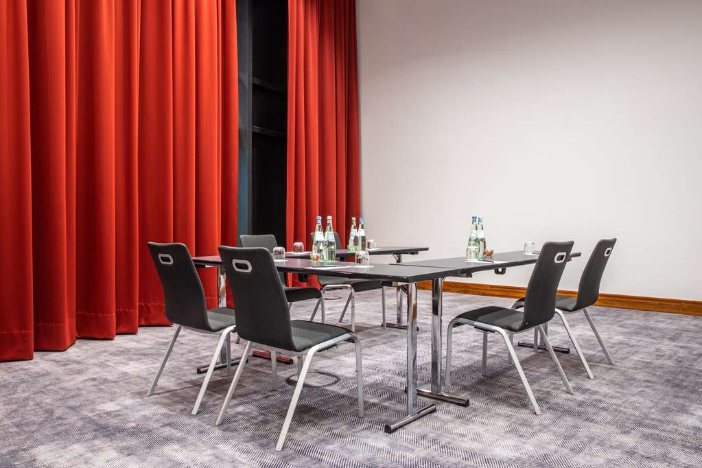 Exchange meeting room with U-shape seating Radisson Blu Hotel, Frankfurt Frankfurt 069 7701550