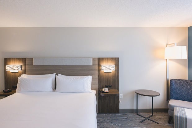 Images Holiday Inn Express & Suites Marquette by IHG