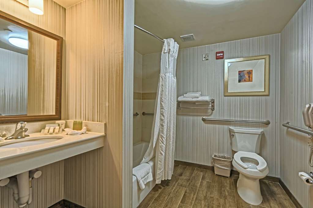 Guest room bath