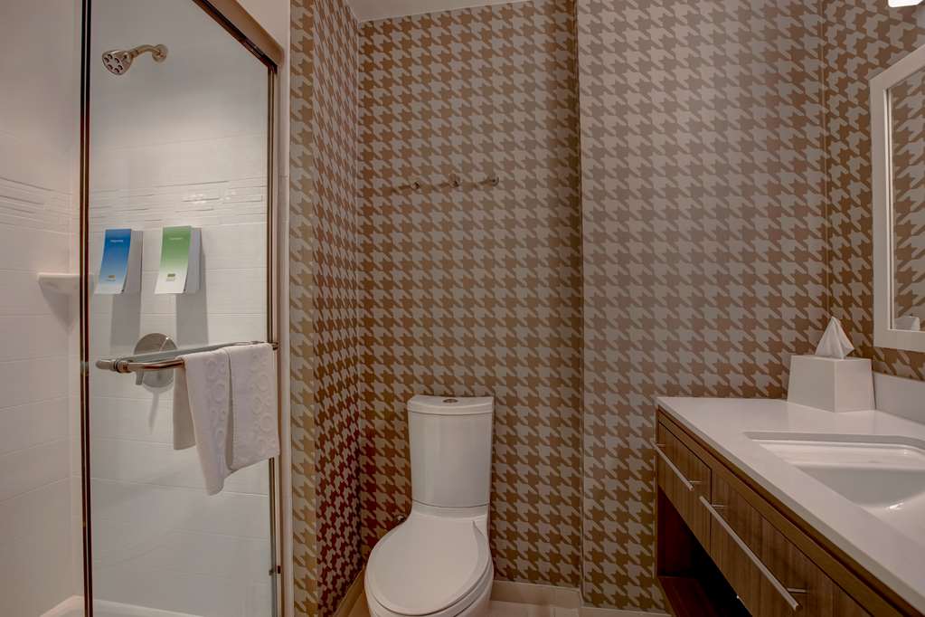 Guest room bath