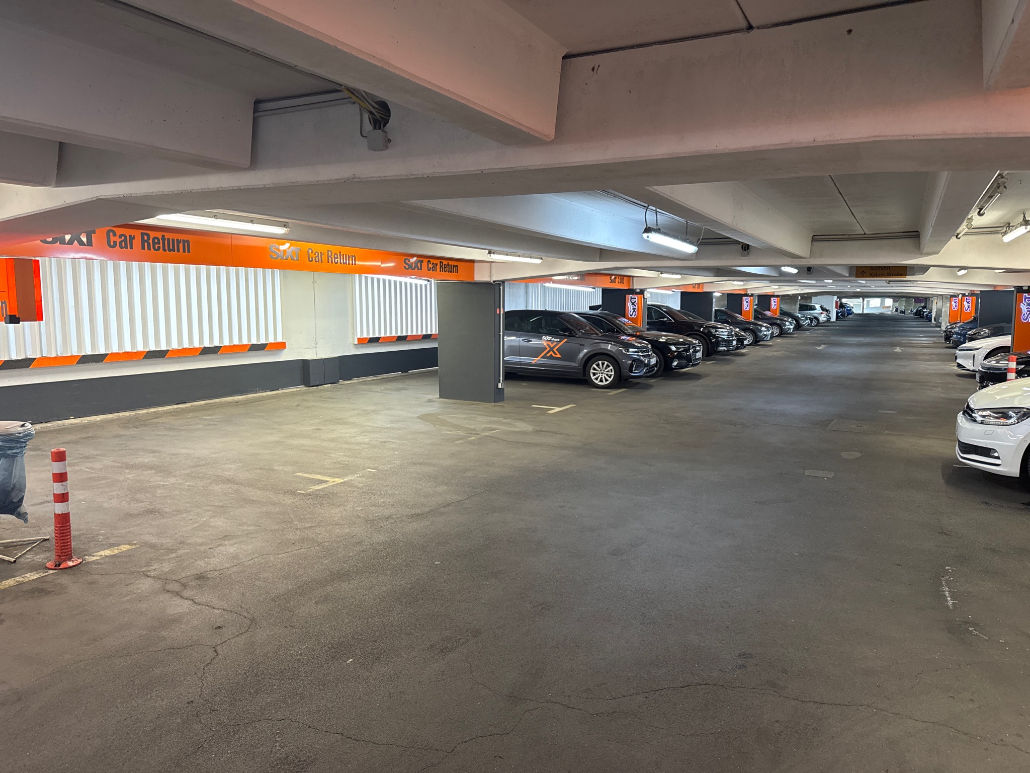 SIXT Autovermietung Düsseldorf Zentrum/HBF, Willi-Becker-Allee 10 in Düsseldorf