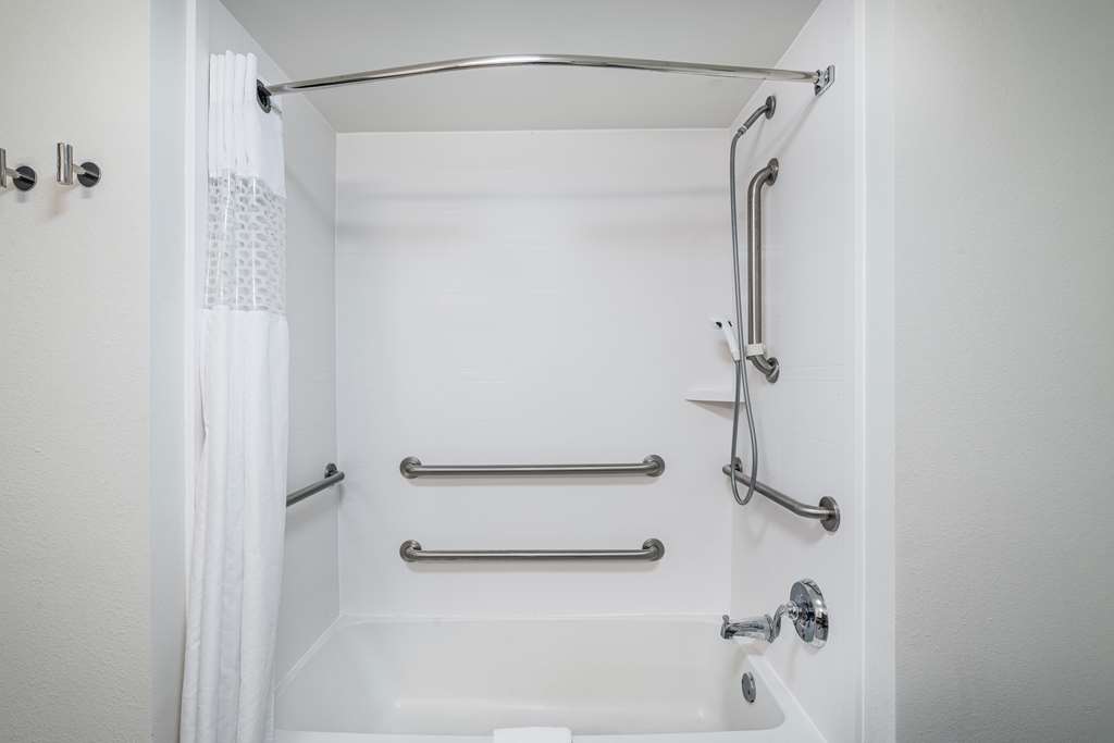 Guest room bath