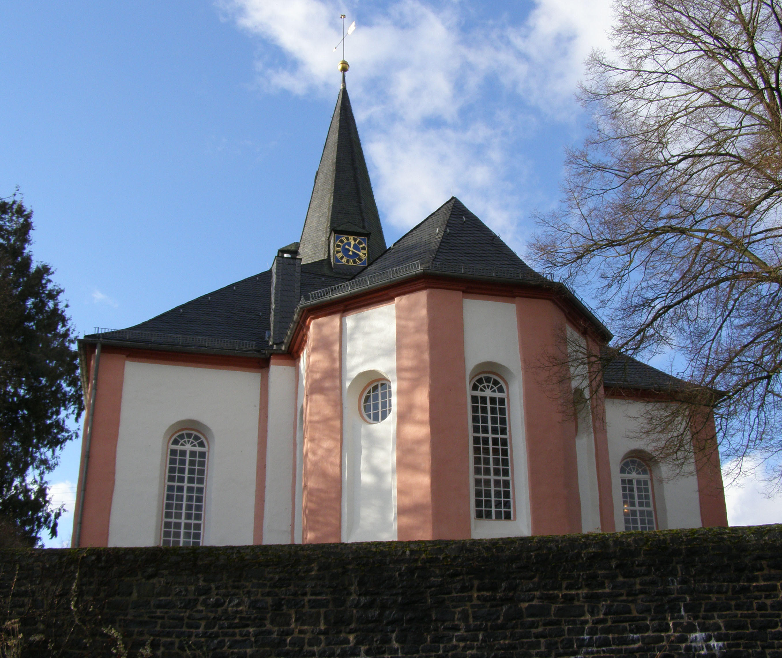 Die Johanneskirche ist eine protestantische Quersaalkirche, die ihre heutige Bauform im 18. Jahrhundert bekommen hat. Die Ursprünge des Baukörpers gehen in das 12. Jahrhundert zurück, wovon heute noch der Turm mit romanischen Schallöffnungen und der Chor 