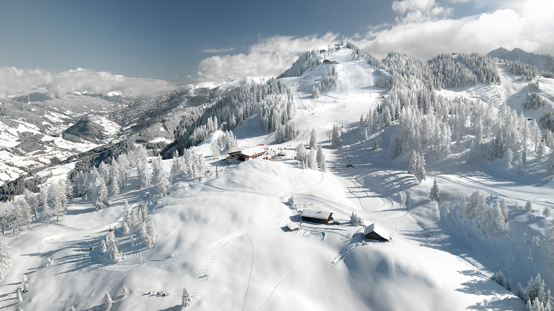 Bild zu Ganze 210 Pistenkilometer, 70 hochmoderne Seilbahnen und unendliche Möglichkeiten, deine Freiheit auf top präparierten Pisten zu genießen. Snow Space Salzburg zählt zu den größten Skiregionen der Alpen, überzeugt mit einzigartiger Vielfalt und ist live dabei in Ski amadé.