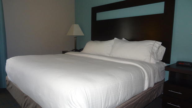 Images Holiday Inn Express Kansas City - Bonner Springs, an IHG Hotel