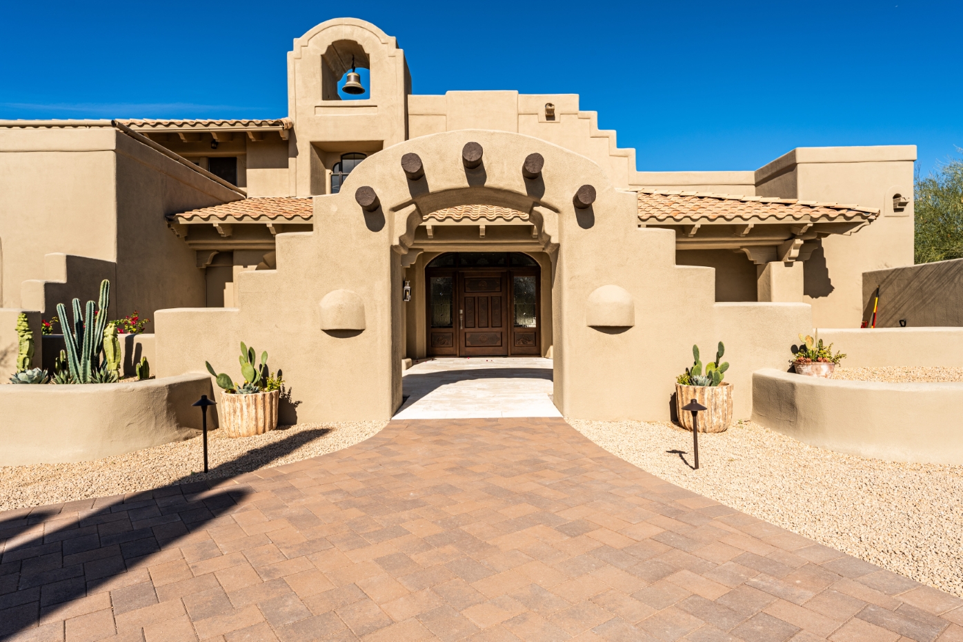 For homeowners seeking dependable landscapers in Scottsdale, Mountainscape South Landscaping provides expert landscaping and hardscaping services. Our offerings include paving stones, retaining walls, turf installation, and artificial turf maintenance, all designed to create high-quality, low-maintenance outdoor living areas.
