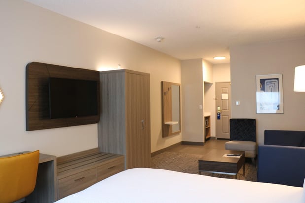Images Holiday Inn Express & Suites Marquette by IHG