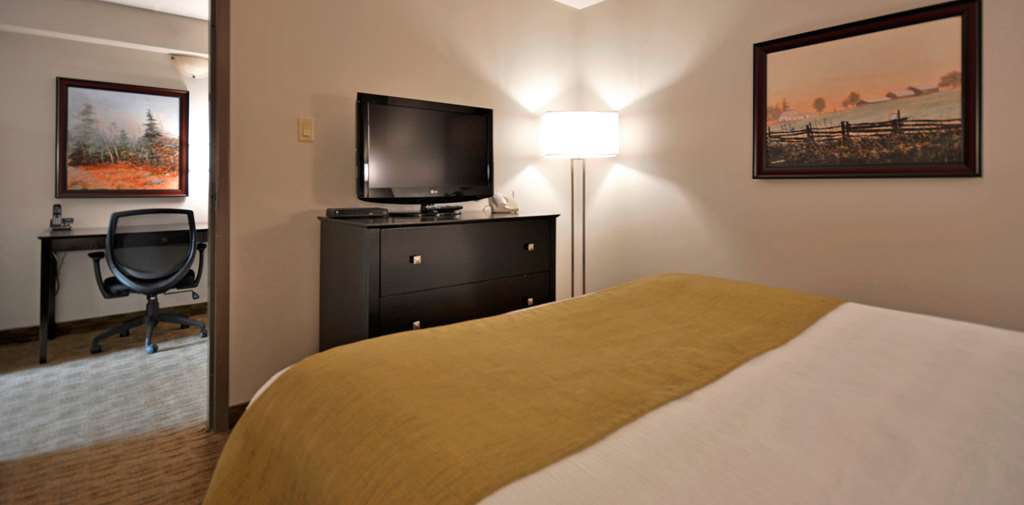 Best Western Pembroke Inn & Conference Centre à Pembroke: Queen Bed with Kitchenette and Living Room