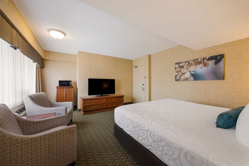 Best Western Voyageur Place Hotel in Newmarket: King Suite (02) in hotel tower
