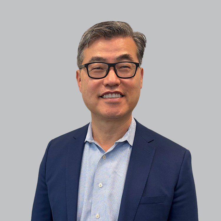 Headshot of Kenneth Chung, a wealth advisor at Chase