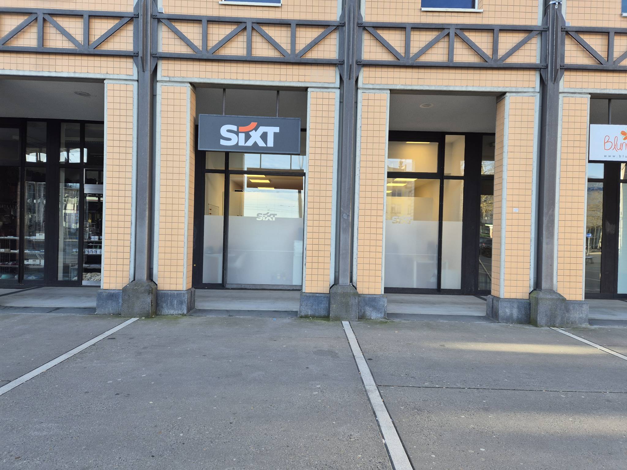 SIXT Autovermietung Kassel-Wilhelmshoehe Bahnhof, Willy-Brandt-Platz 1 in Kassel