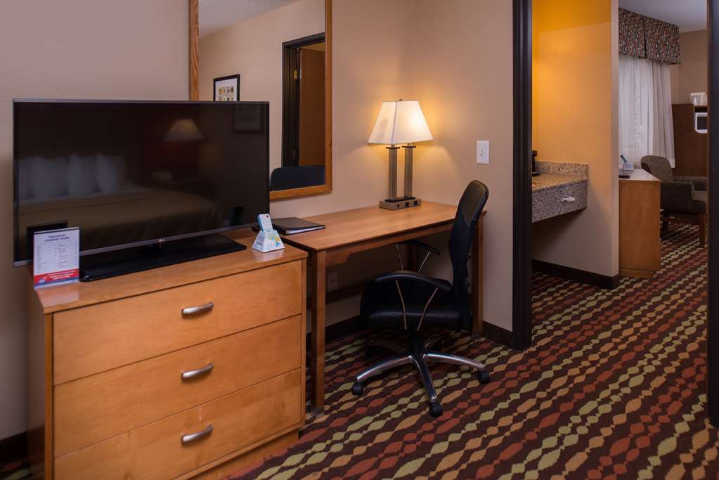 Guest Room Best Western Ambassador Inn & Suites Wisconsin Dells (608)254-4477