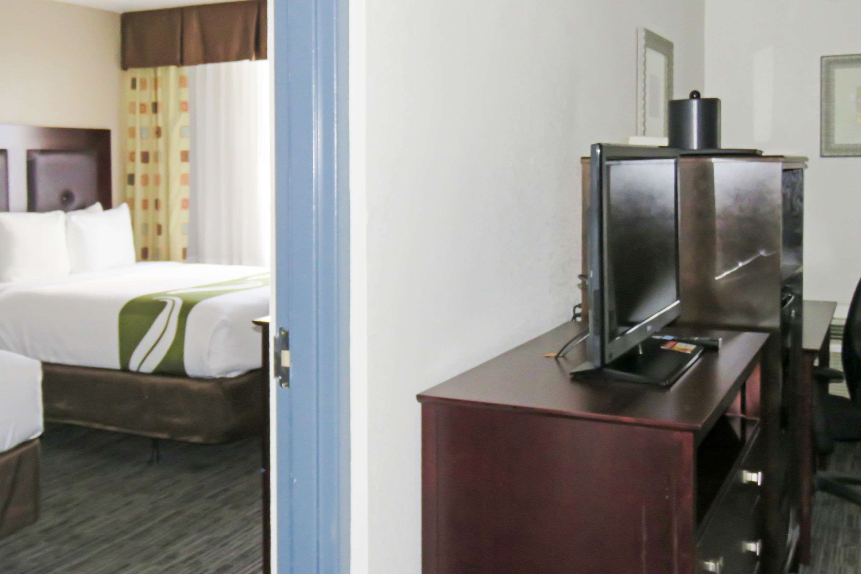 Suite with queen bed(s)