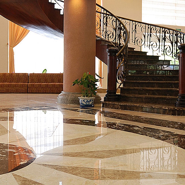 Dabīgā akmens plāksnes grīdām – granīts ar pulētu apdari interjeriem un sabiedriskām telpām.