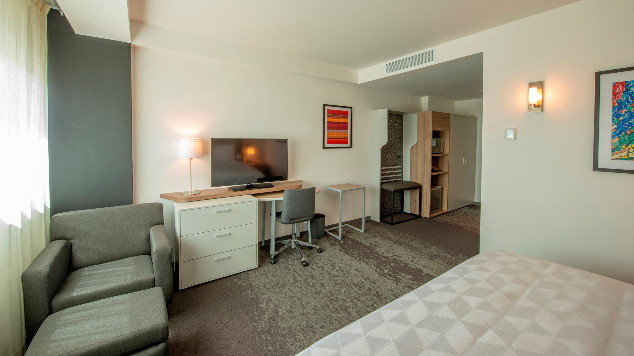 Images Holiday Inn & Suites Merida la Isla, an IHG Hotel