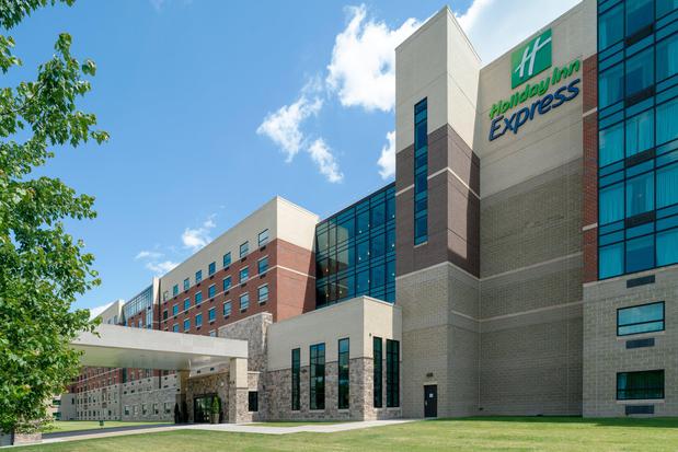 Images Holiday Inn Express Building 12015 On Fort Lee