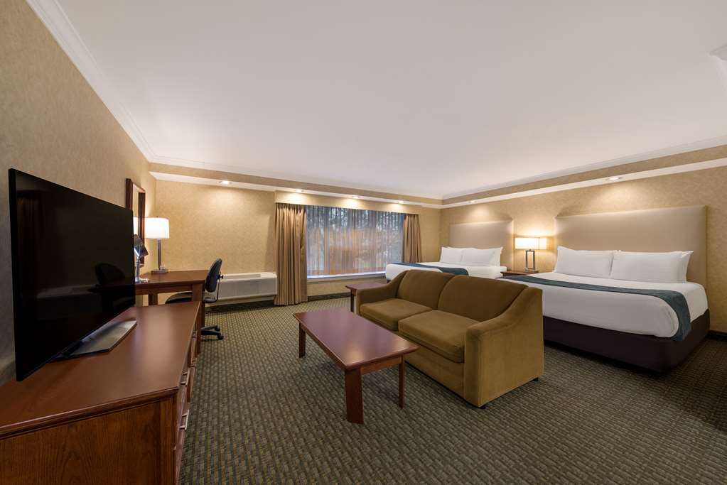 Best Western Voyageur Place Hotel in Newmarket: Suite with 2 Queen Beds and Pull-out Sofa
