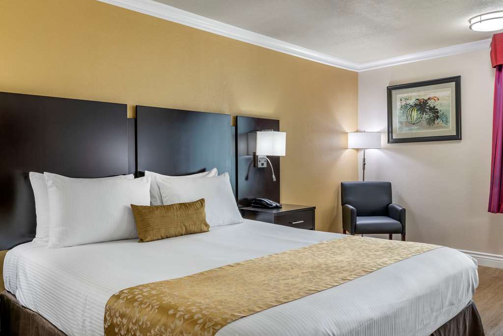 Room with One King Bed Best Western Plus South Bay Hotel Lawndale (310)973-0998