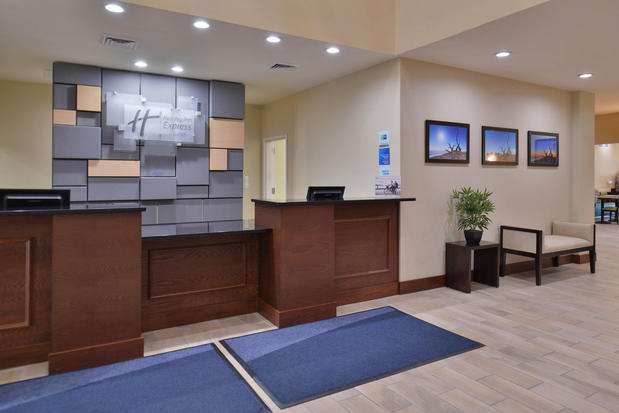 Images Holiday Inn Express & Suites Dearborn SW - Detroit Area by IHG