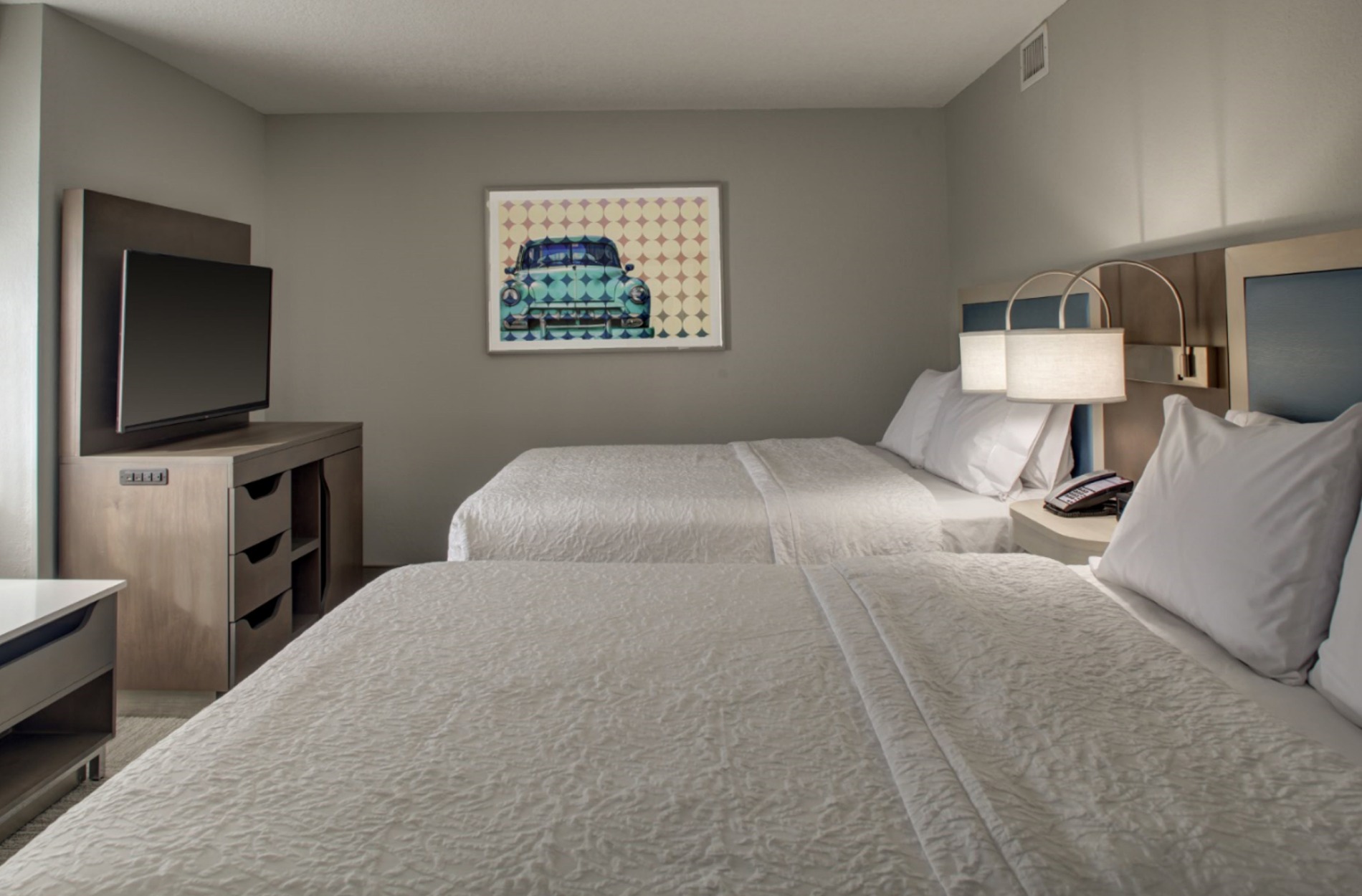 Hampton Inn & Suites by Hilton Miami Airport South / Blue Lagoon - Spacious Guestrooms & Suites