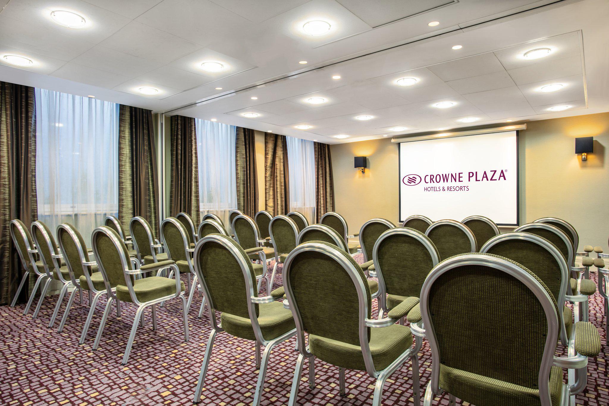 Crowne Plaza London - Ealing, an IHG Hotel London 020 8233 3200