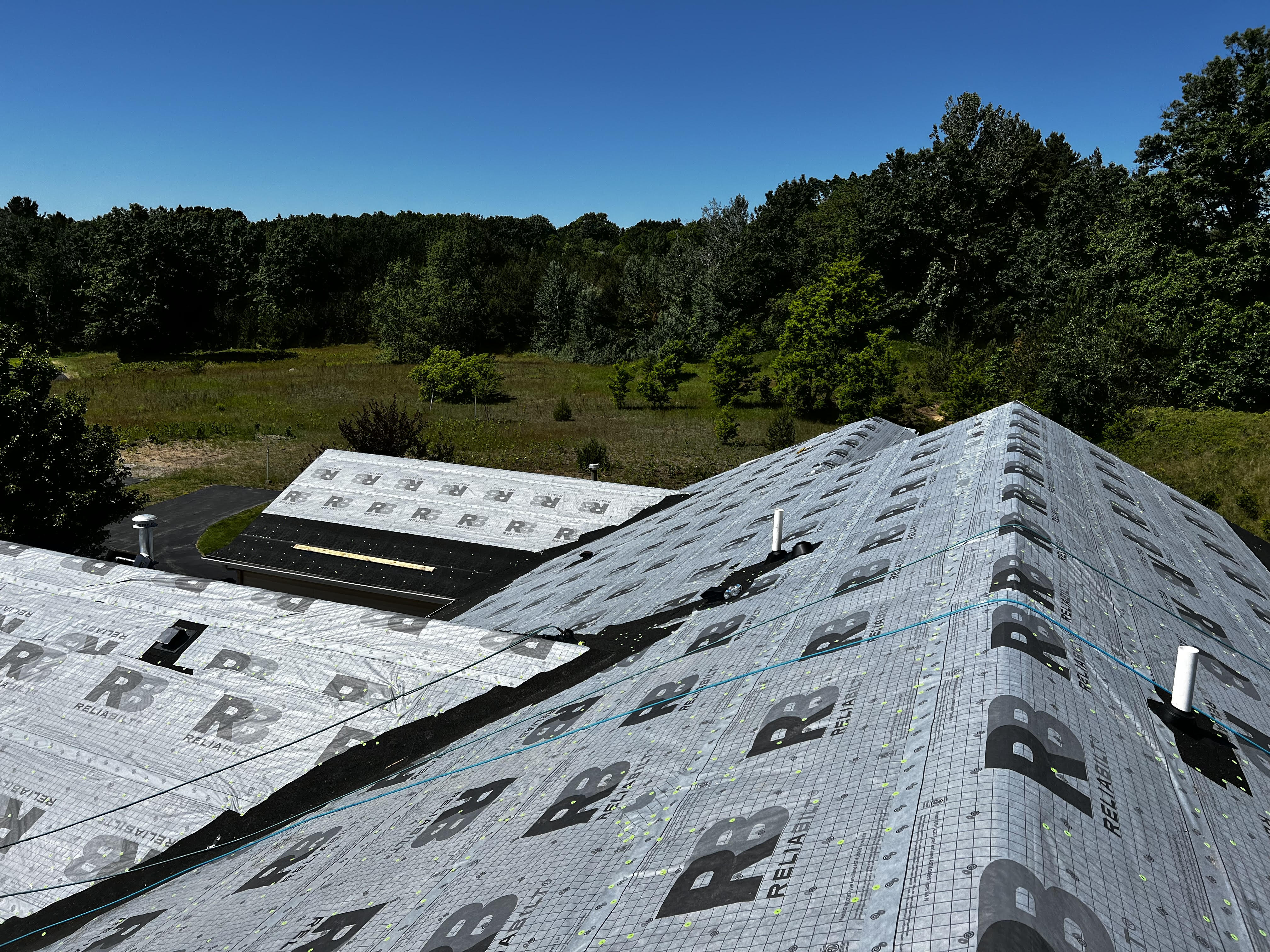 Vincent Builders &amp; Roofing Logo