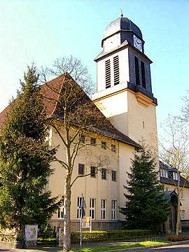 Die Friedenskirche ist nach den Plänen des bekannten Architekten Friedrich Pützer 1911 bis 1912 erbaut worden. Die Innengestaltung und die Kirchenfenster stammen vom Offenbacher Schriftkünstler Rudolf Koch Foto Gemeinde