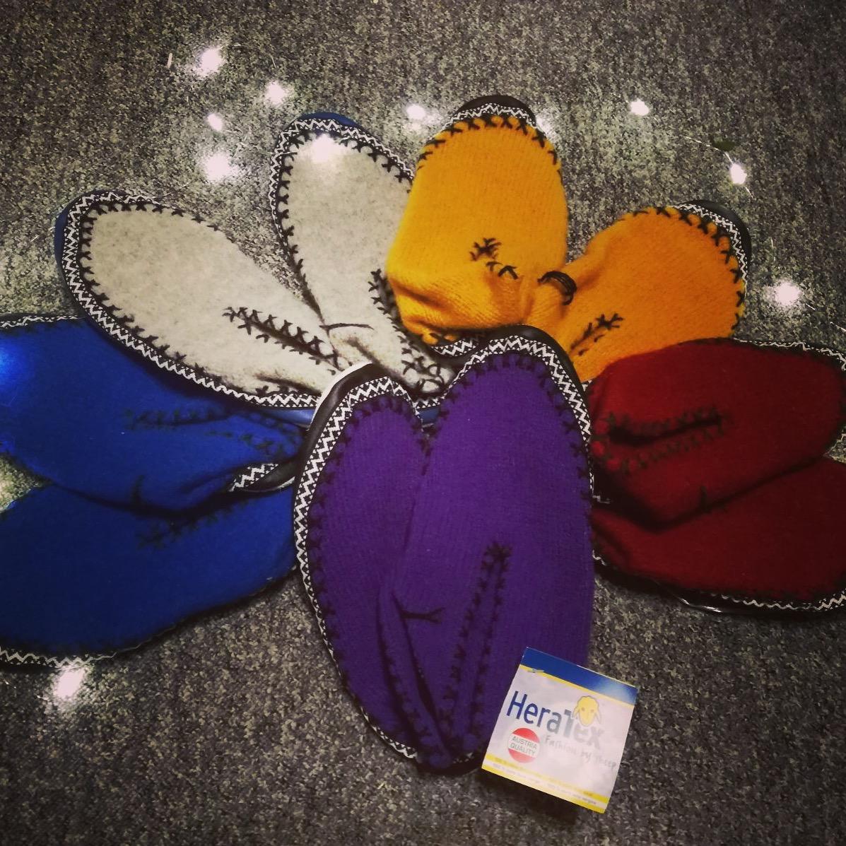 Handschuh am Neubau Gabriele Budweiser, Autohandschuhe, Hochzeitsschirme , FALKE Socken, Hosenträger Manufaktur, Regenschirme, Sonnenschirme UV Protektion, Doppler,  KNIRPS,  EMIL Trinkflasche, Paprcuts, CALEOS Holzschuhlöffel, Seidenhascherln, Selbstbind, Neubaugasse 44 in Wien