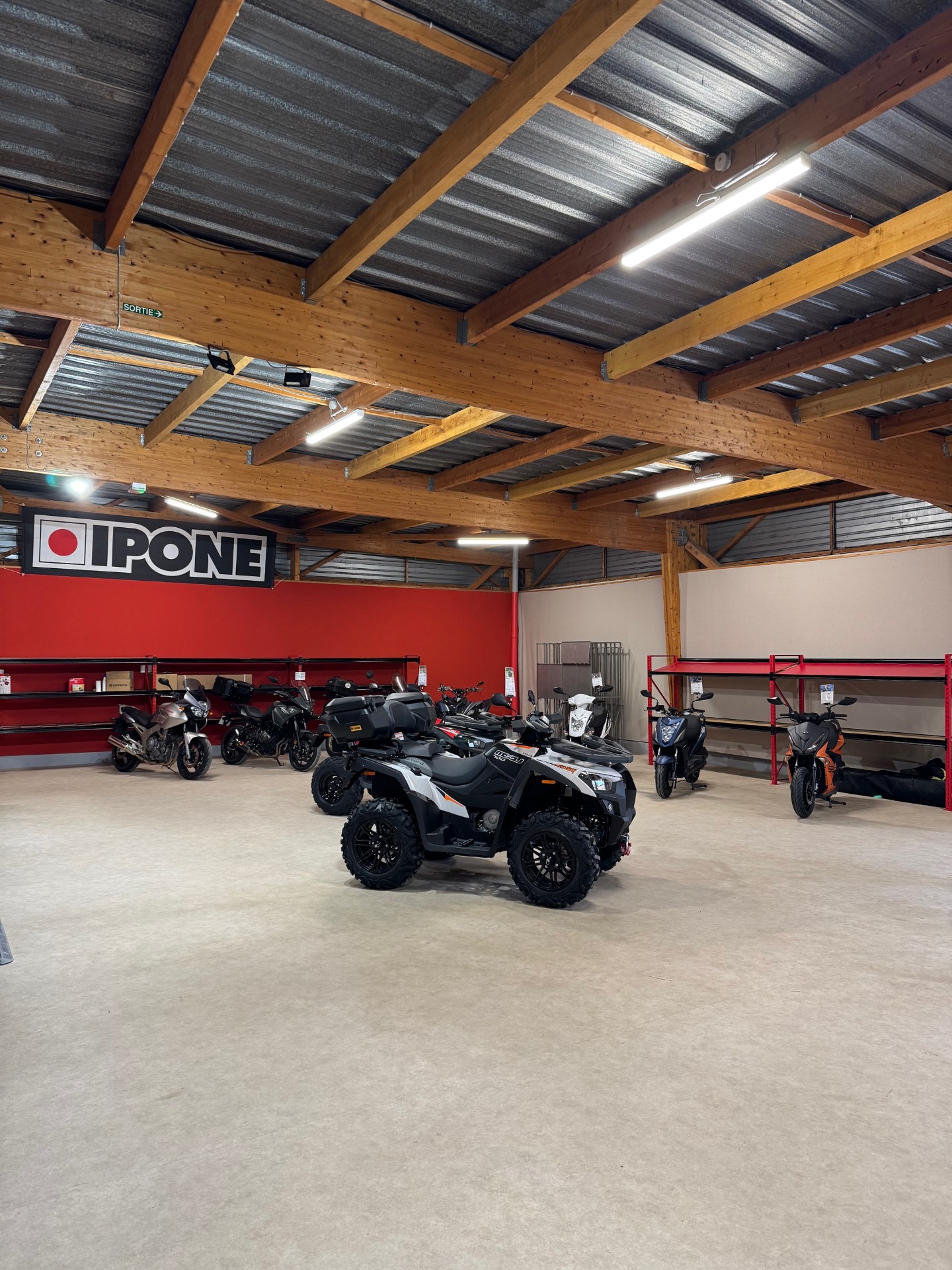 Photo Poirier Motos Quads, magasin vente et réparation moto, scooter et quad à Dieppe. Vente d'équipement du pilote, pièces détachées et accessoire.