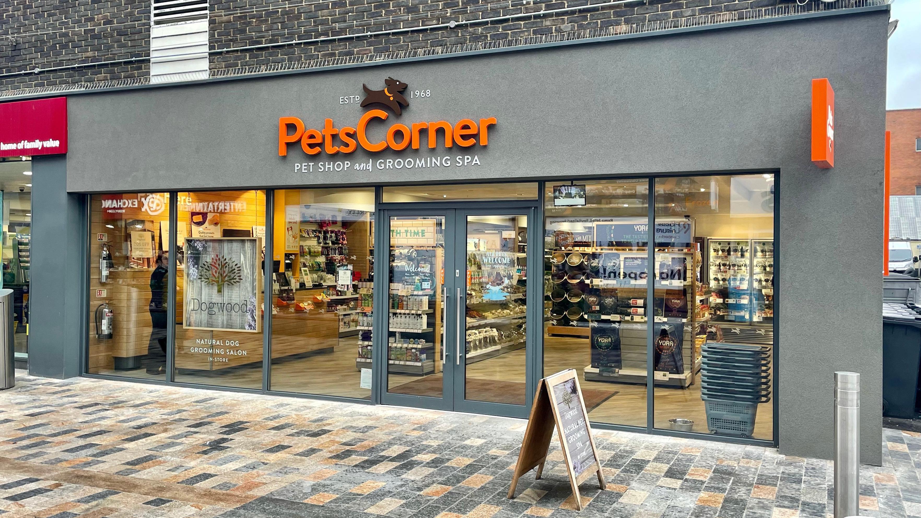 Pet corner. Пет Корнер. Pet Corner зоосалон Патрики. Pet Corner Смоленская. Зоомагазины в Англии.