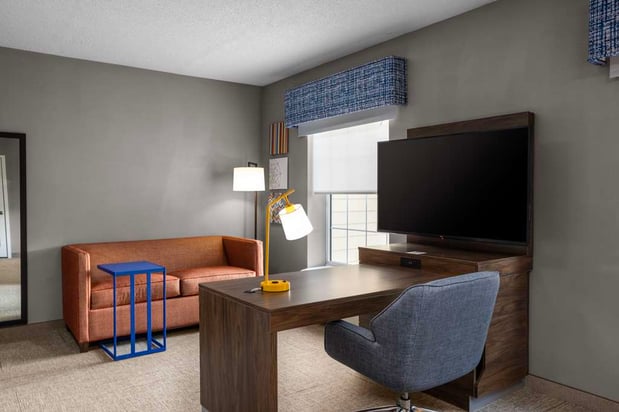 Images Hampton Inn & Suites State College at Williamsburg Square
