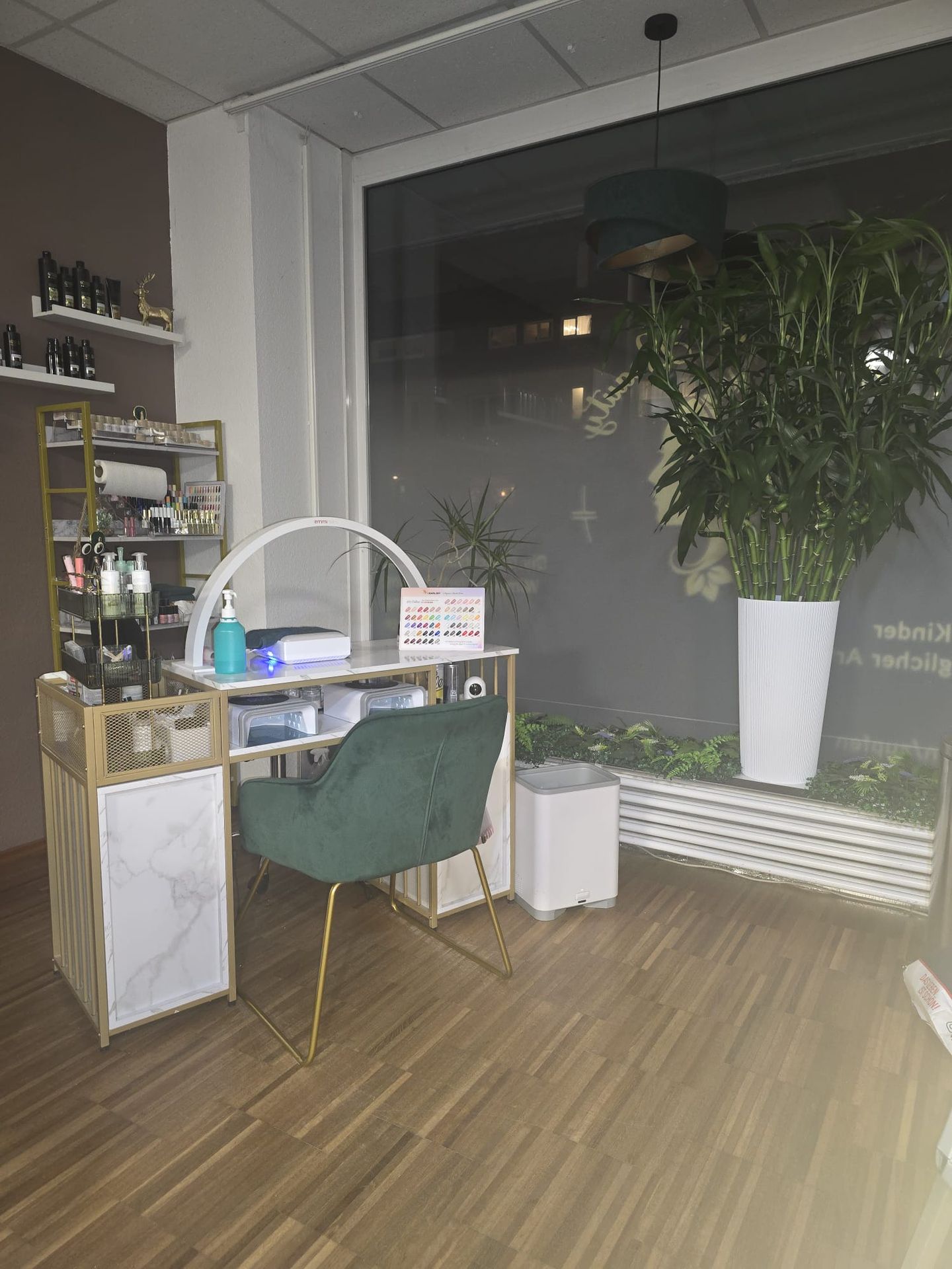 Hair & Beauty NaVa, Hainer Weg 146 in Frankfurt am Main