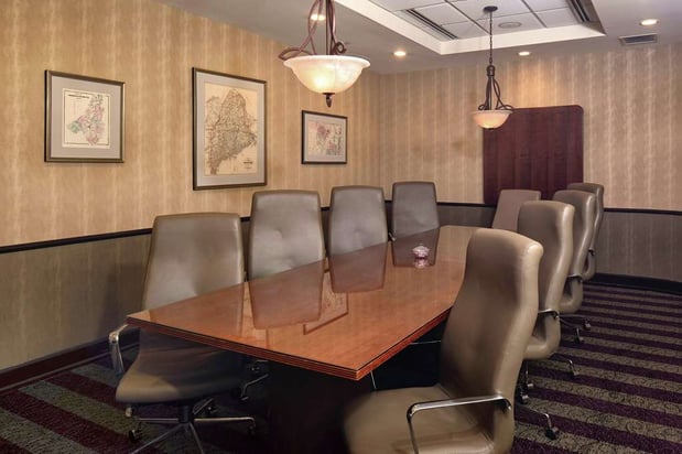 Images Hilton Garden Inn Auburn Riverwatch