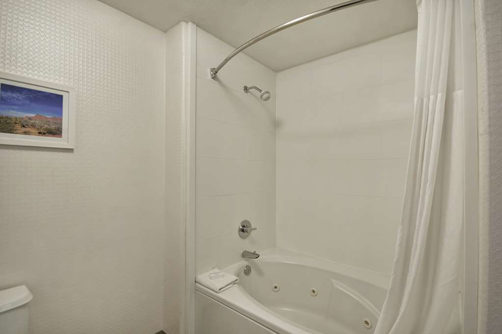 Guest room bath