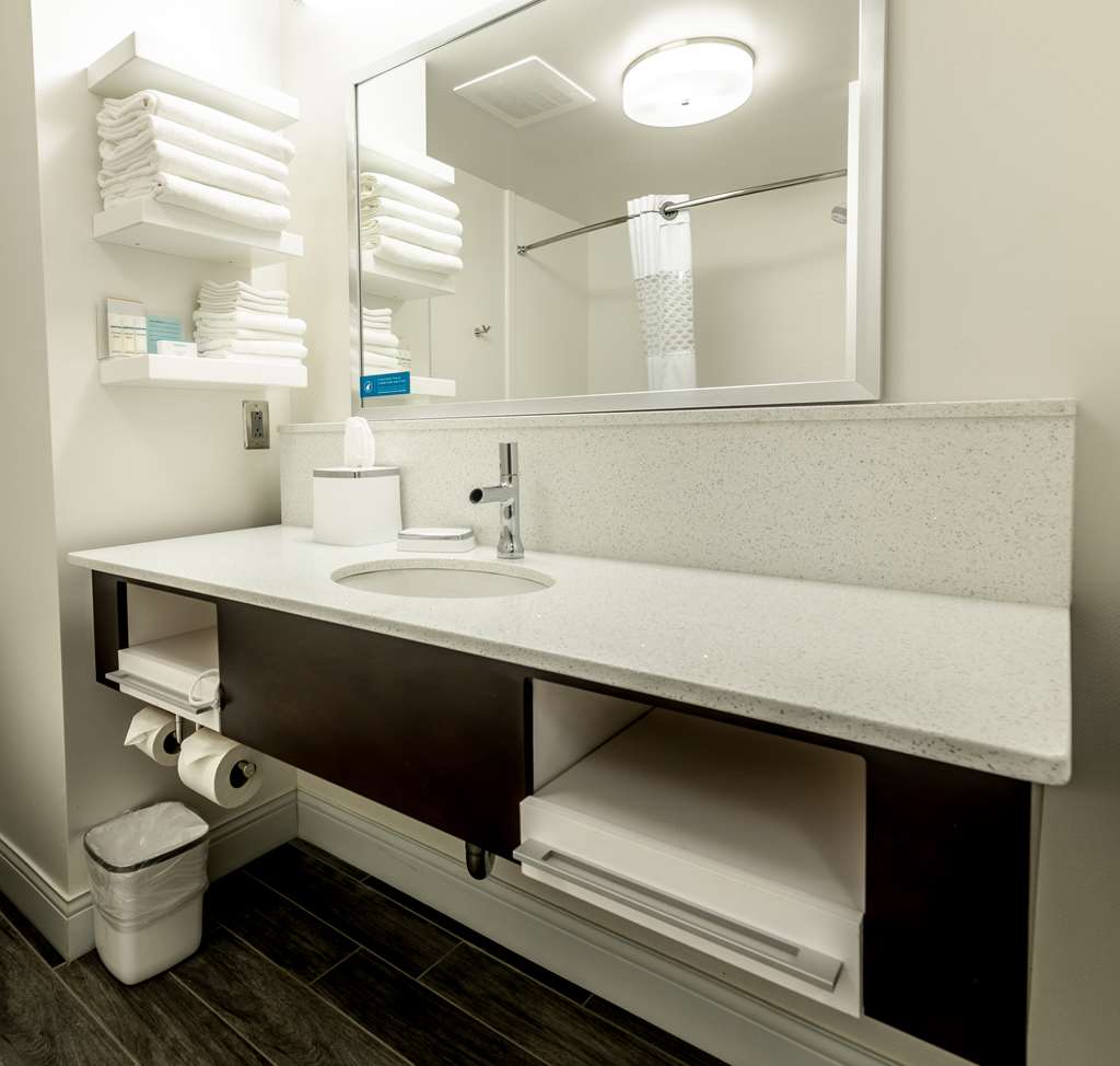 Guest room bath