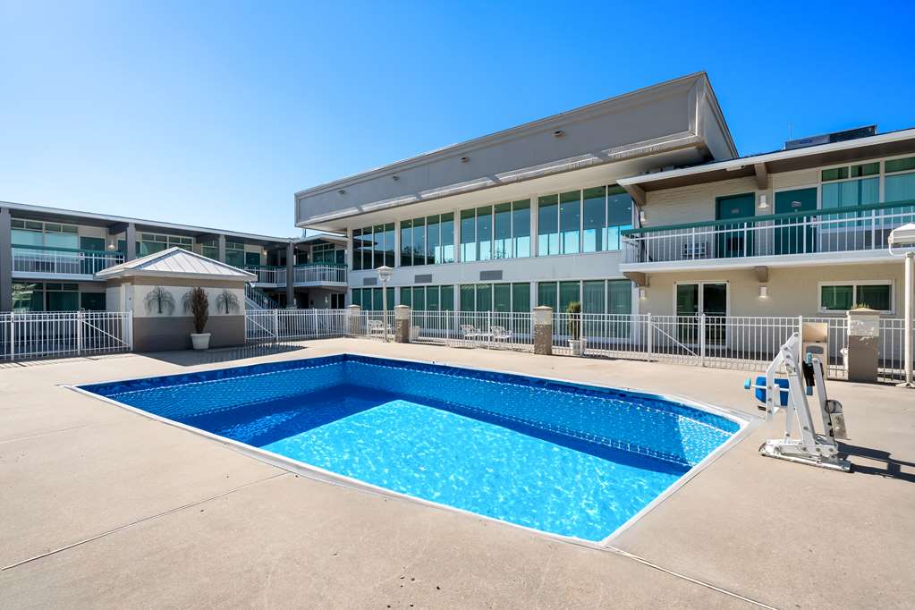 BW SureStay Plus Wilmington DE Pool
