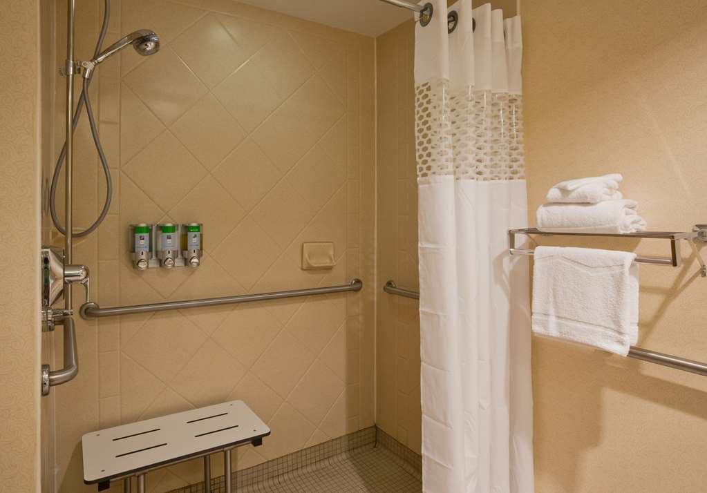 Guest room bath