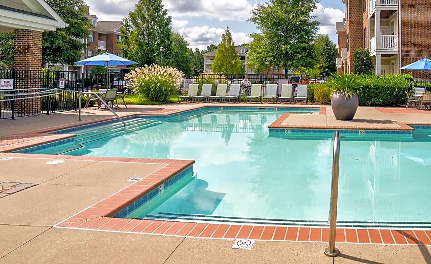 Shimmering swimming pool Centerville Manor Apartments Virginia Beach (757)366-0303